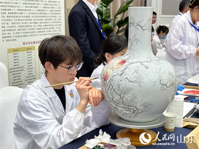 大会现场,best365体育官方网站进入文物修复与保护专业学生正在进行创作。人民网 谈媛摄